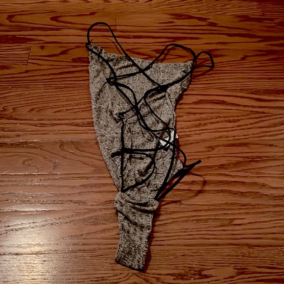 Grey striped pattern bodysuit - Picture 2 of 4